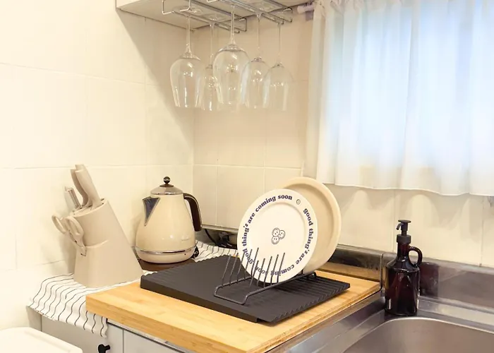 Wannabe Stay, Gangnam 20 Mins, Hongdae 20mins *